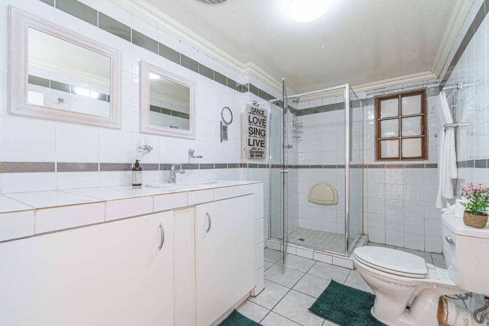 Super Spacious Fun Home! With Pool, Den and Bar