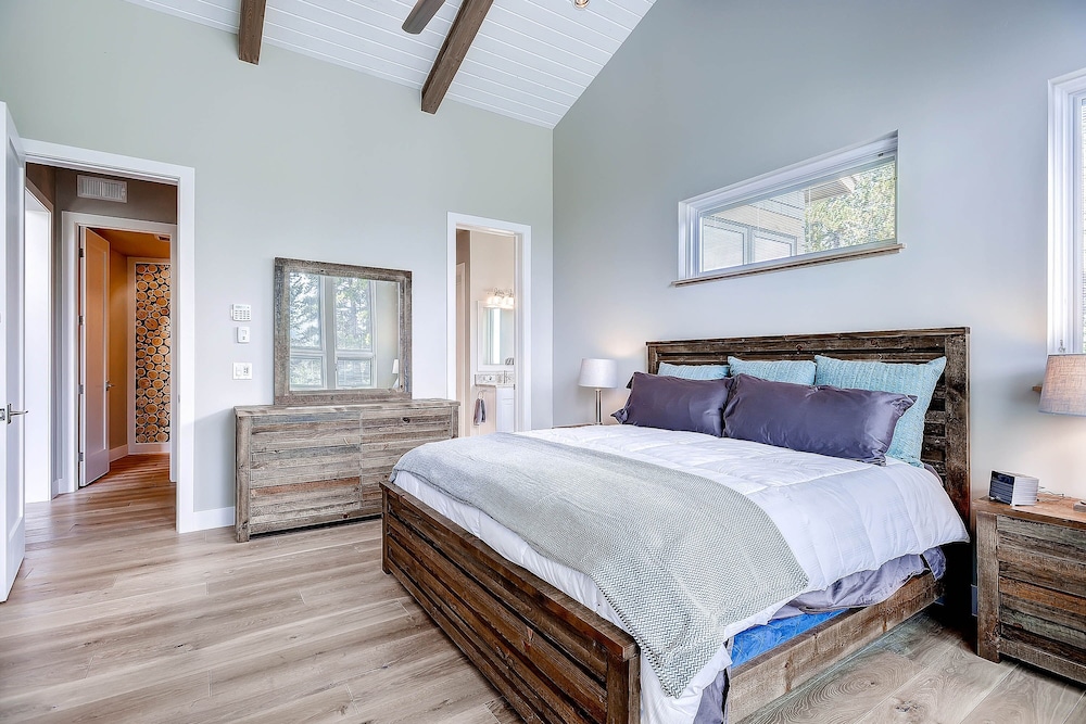 Sunrise Ski Haus 4 Bedroom Home by RedAwning