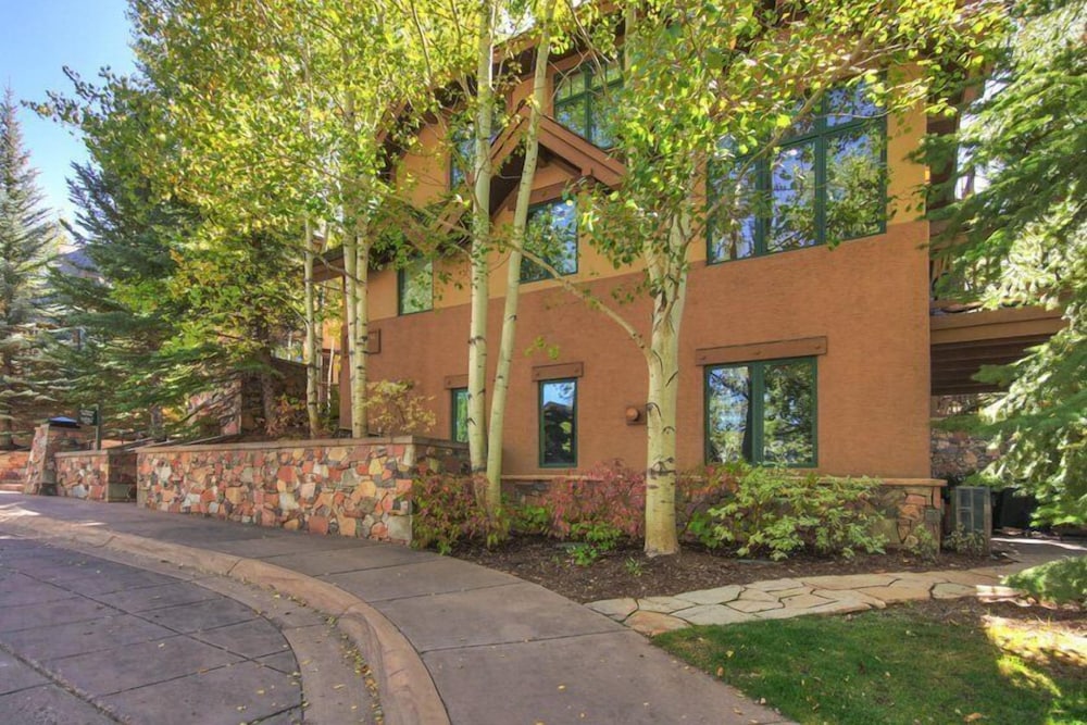 Cozy & Central Arrowhead Ge Townhome 2 Bedroom Condo by RedAwning view 5