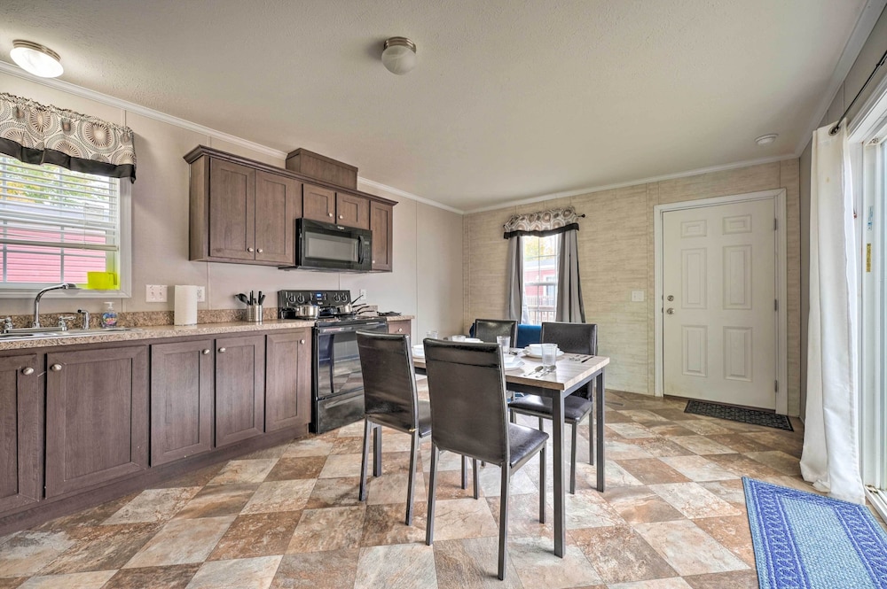 Cozy Cabin: Community Pool & Lakefront Beach! view 5