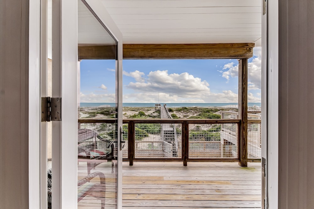 Multi-level Seaside Residence by RedAwning