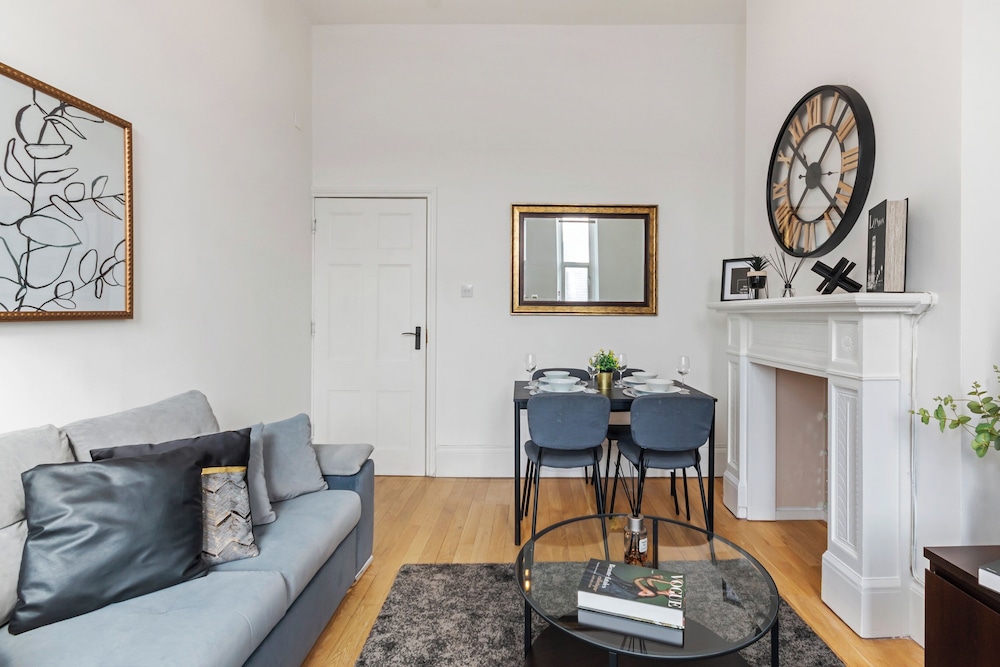 City Apartment - Sleeps 4 & Free Parking