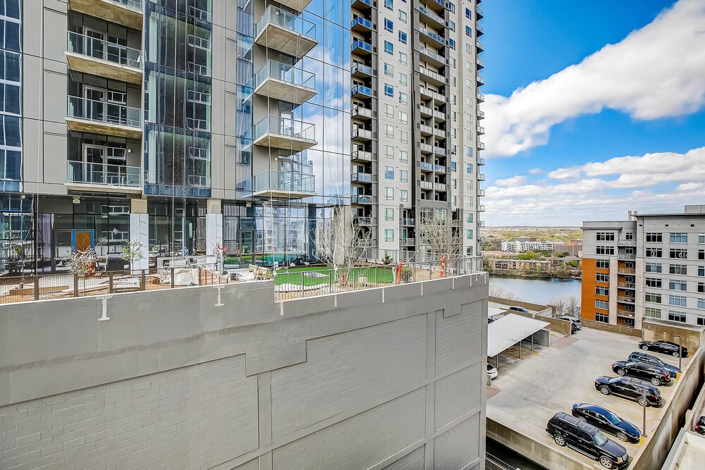 Luxury Stay on Rainey St - Image 1