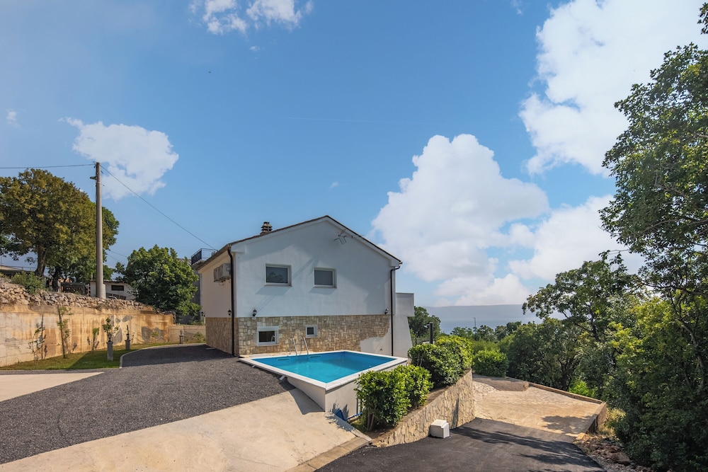 Hidden Pool House With Sea View