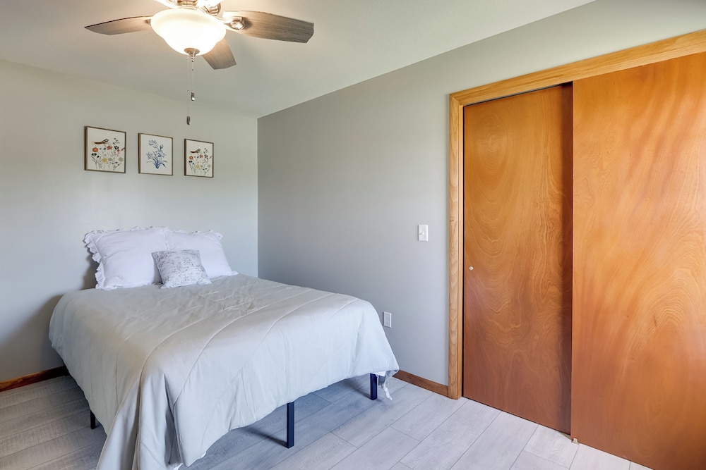 5 Mi to Zoo: Family Retreat in Wichita!