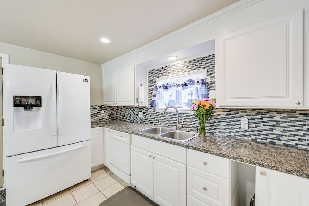 Family-friendly Cottage w/ Playground in Centralia