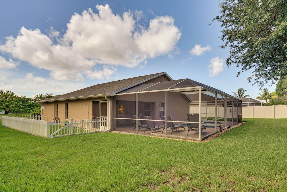 4 Mi to Beaches: Fort Myers Escape w/ Patio