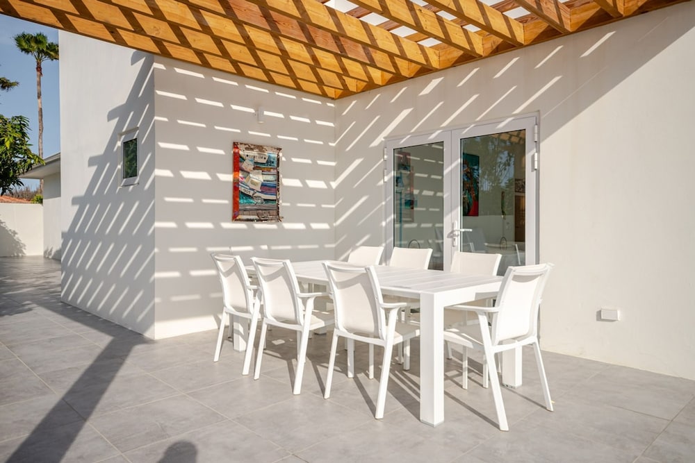 Modern Trestrapi Beach Villa 8 bed 8 Bath 2 Pools
