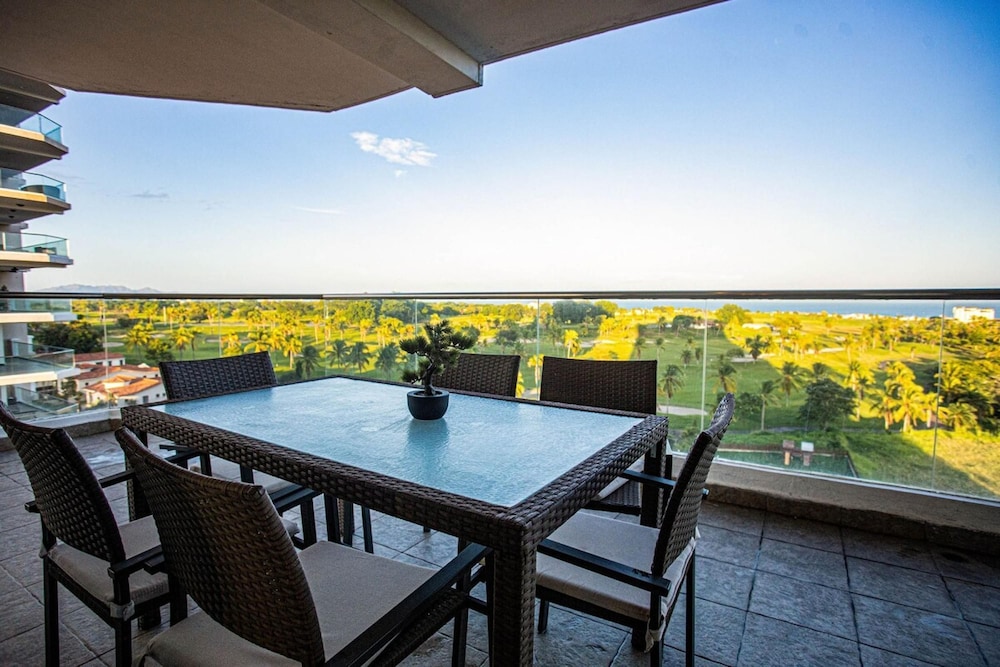 The Golf-view Condo by Acomodo