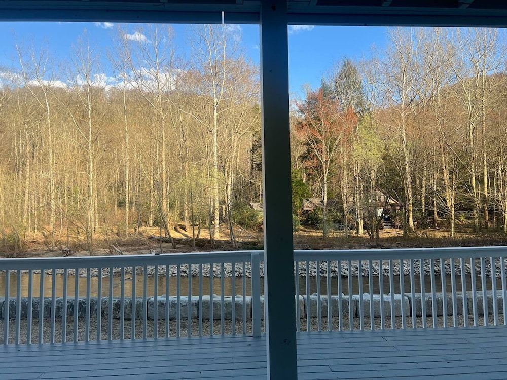 Cozy Mountain Home on the South Toe River