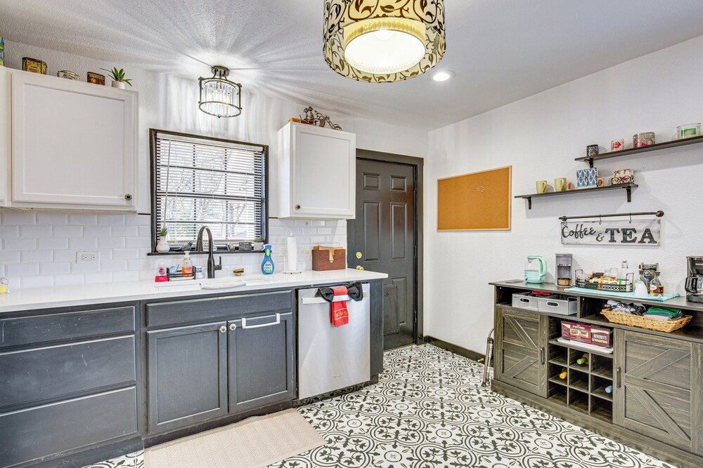 Grills, Fire Pit & Yard: Central Granbury Home!