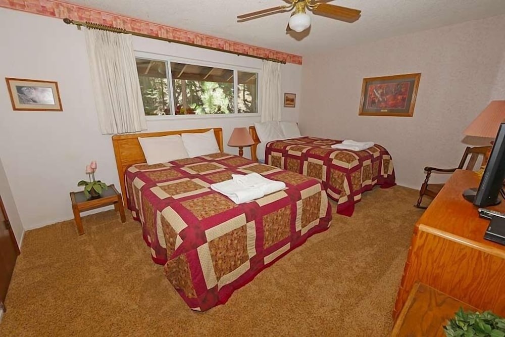 1510 Wildwood, 6 2 Bedroom Condo by RedAwning