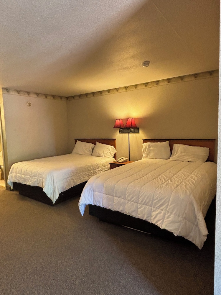 Twin Lakes Inn and RV