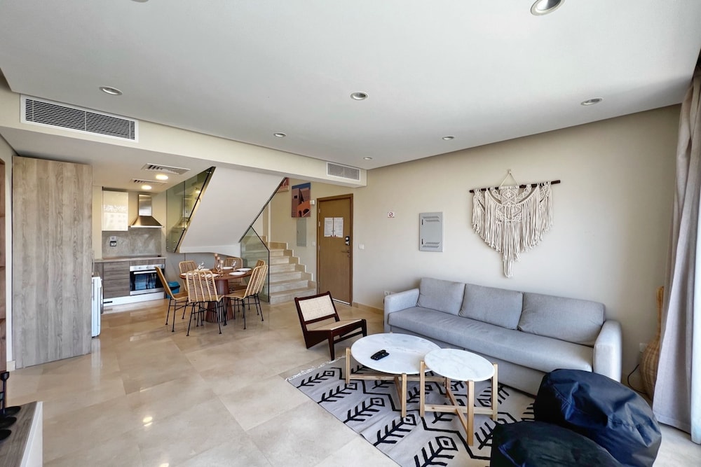 Xuru Stays I Exotic 1bdr w/ Outdoor Terrace Pool & Beach Access
