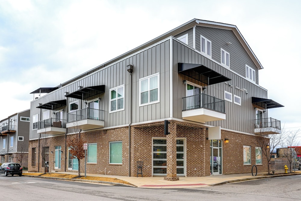 Balconies: Walkable Southside Chattanooga Condo!