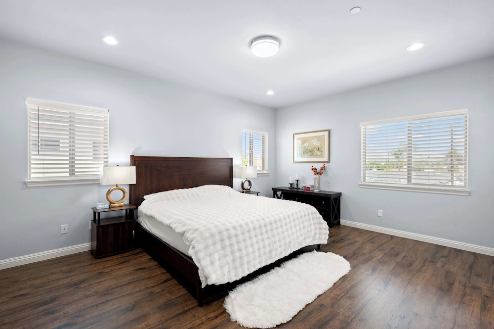 Modern Spacious Home Bright, Family Group Friendly