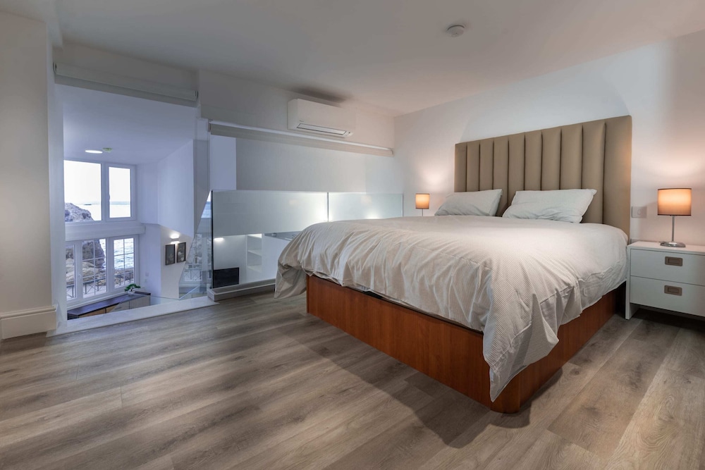 Riviera Suites - Hosted by Sweetstay view 2