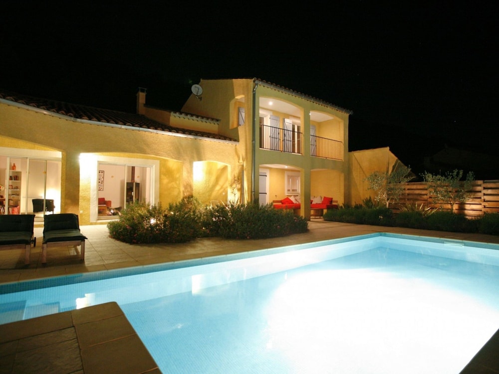 Peaceful Villa With Pool & Views photo 3