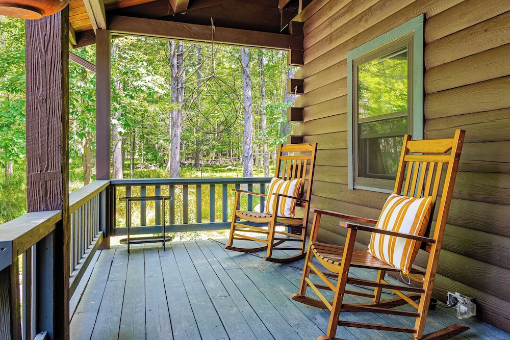 Pool+hot Tub, Firepit Near Hikes, Shops, Dining Cragswood Lodge by Avantstay