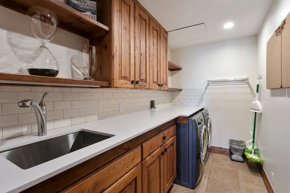 Grand Lodge - Four Bedroom #302 - Ski-in/ski-out 4 Condo