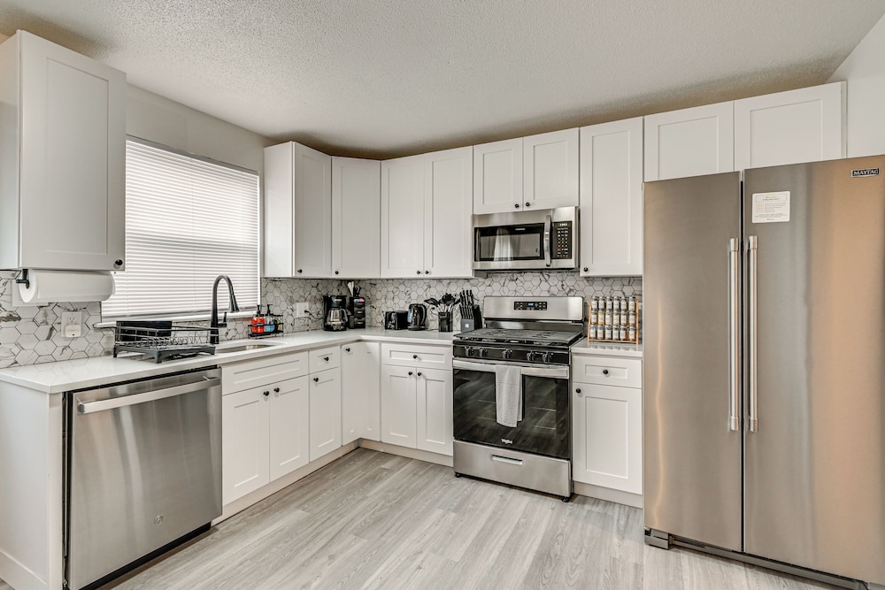 Townhome 1 Mi to Colt Park & Industrial District!