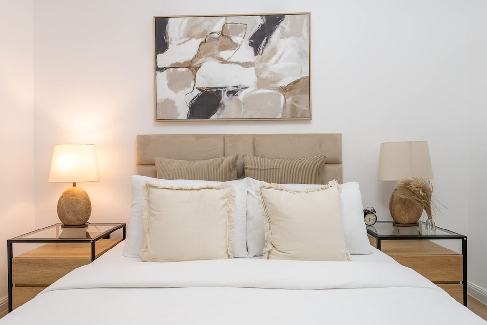 Sleeps 4 in This 2 Bedroom Apartment in Dubai Gate 2