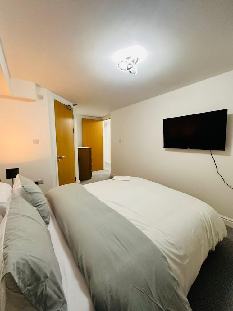 Home Away From Home- City Centre Gem view 4