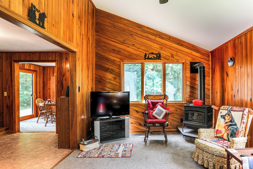 Wooded Retreat on 5 Acres: 6 Mi to Edinboro Lake!