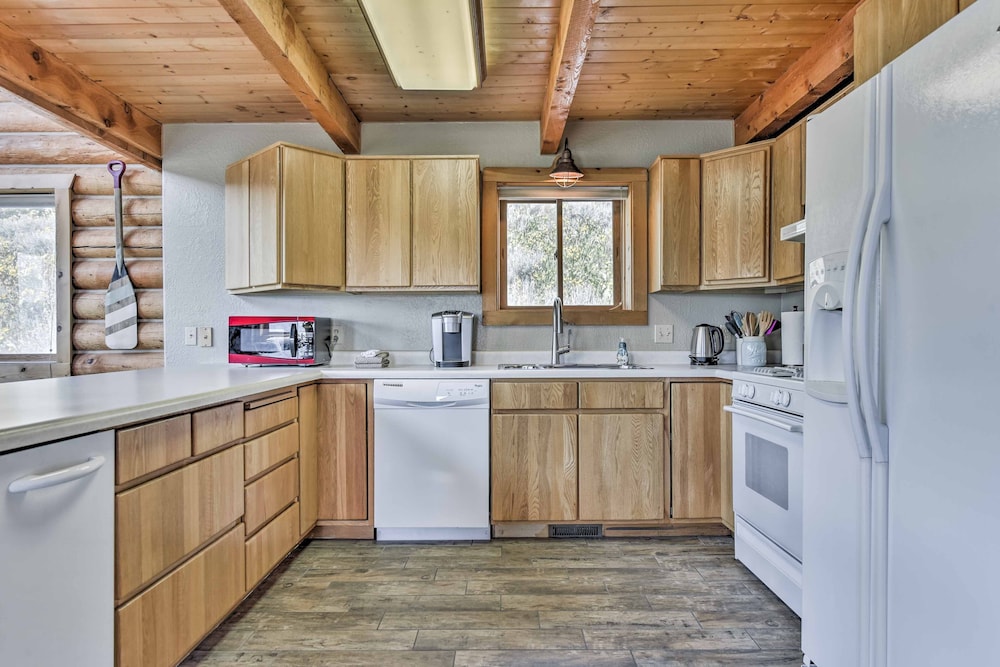 Spacious Hilltop Cabin w/ Deck & Scenic Views! view 3