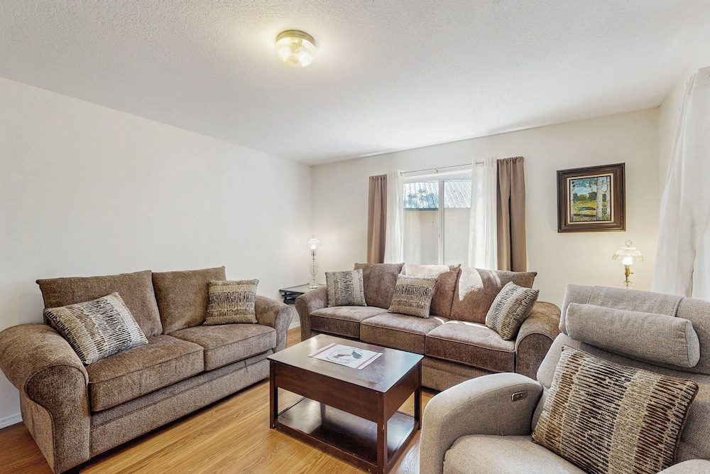 3BR House w/ Lake Views, Full Kitchen, A/C & Wifi