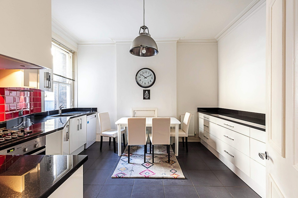 Kensington Tranquility: Elegant Two-bed Retreat