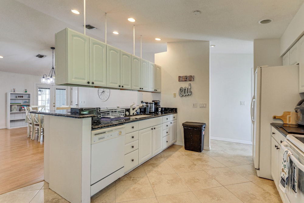 Sunny Sarasota Stay: Screened Pool + Pet Friendly