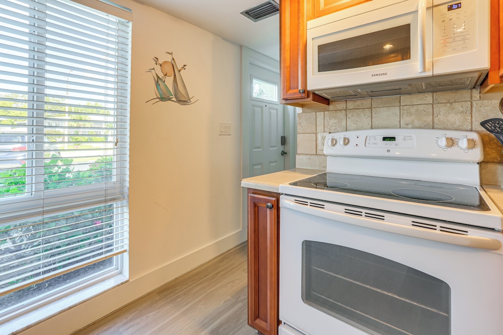 Golf Retreat w/ Pool Access: 3 Mi to Dtwn Naples