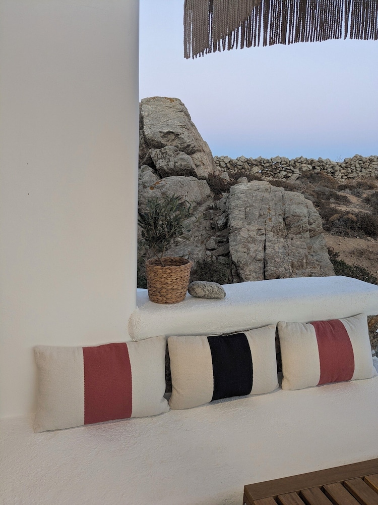 Thronos Suites