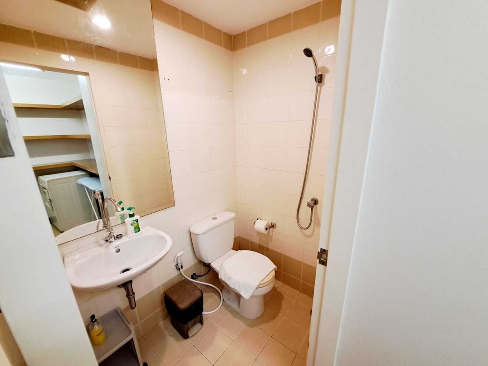 2D - 3 Bedroom Downtown Apartment With Shared Pool