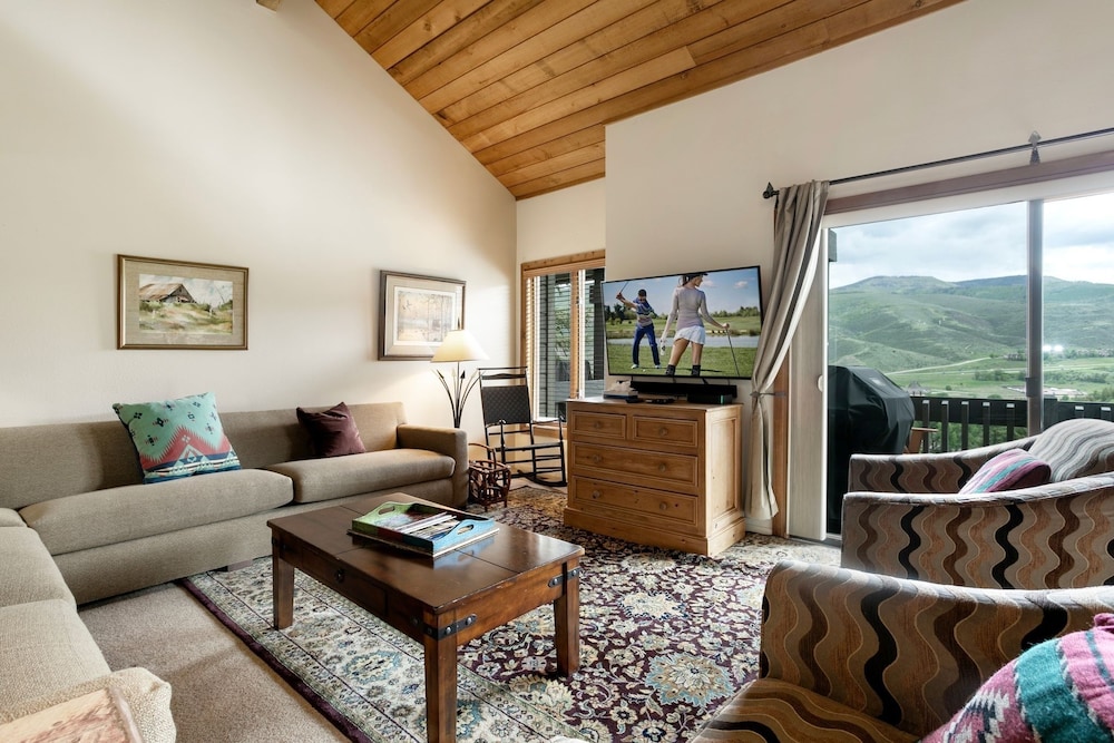 100 Ridgepoint 4 Bedroom Condo