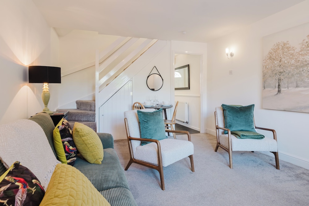 Corner House - Bright 2BD in Cheltenham
