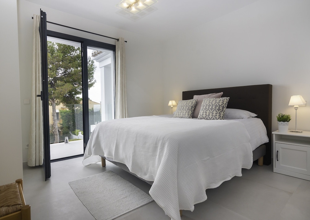 Wonderful Villa Near Beach view 3