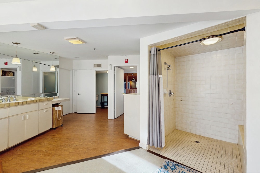 6BR Home w/ a Private Pool, W & D, & Large Yard