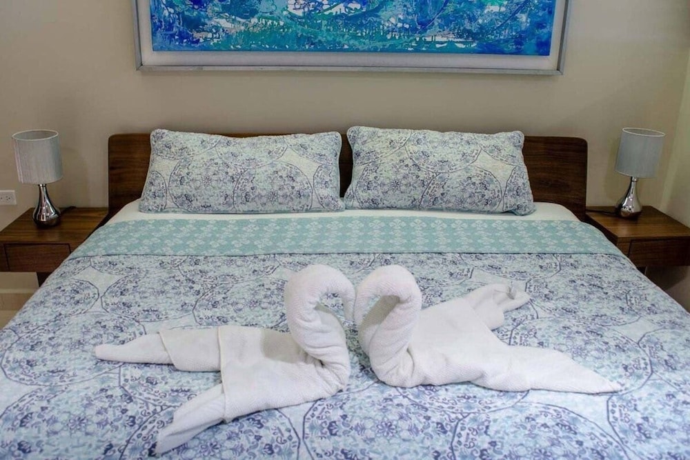 1 Br Steps From the Beach Roof w Ocean View