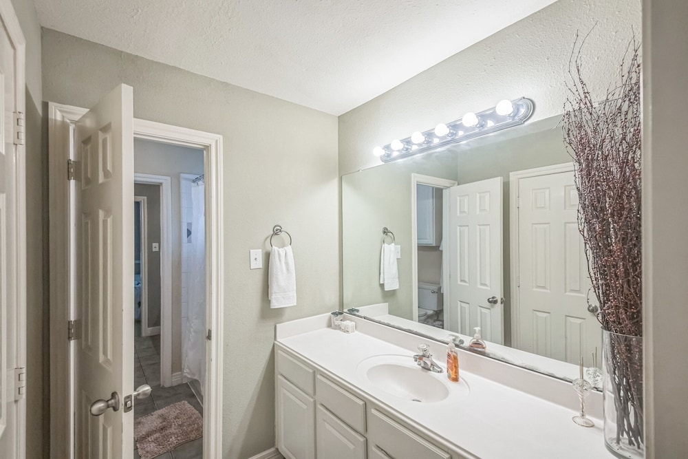 Spacious 6br Getaway Near Houston's Best 6 Bedroom Home