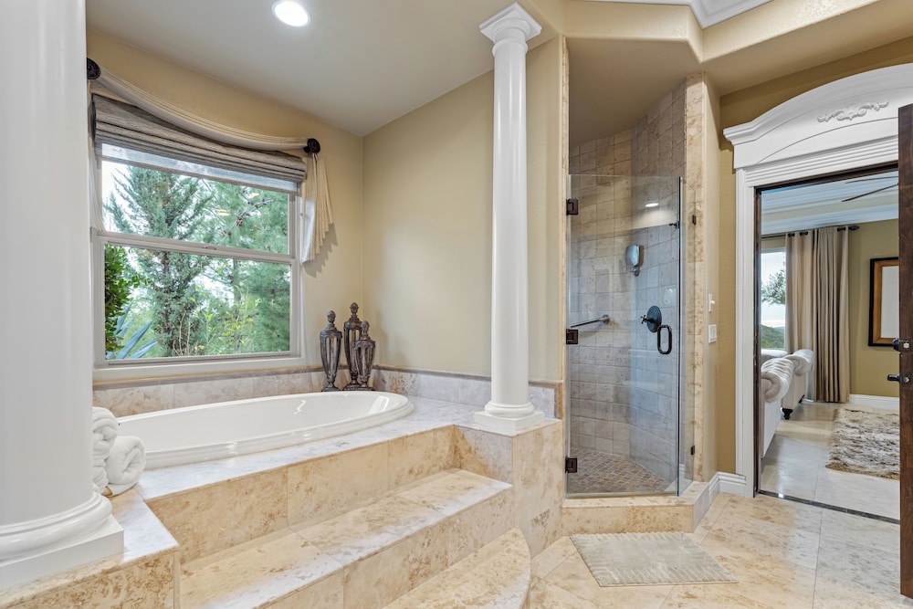 Hilltop Estate w/ Pool, Hot Tub, Fire Pit, Views Cleveland Vista by Avantstay