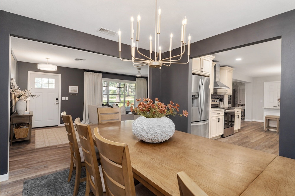 Designer Pet-friendly Retreat With Heated Pool 5 Bedroom Home