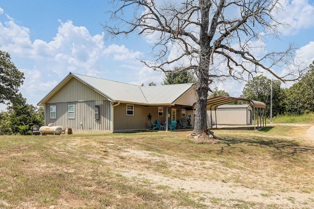 3 Mi to Spring River: Fully Furnished Outdoor Gem!