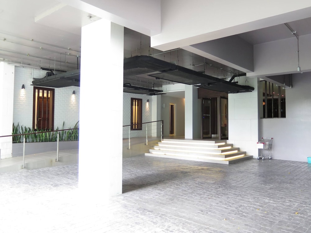 Emerald 215 - Studio With Balcony and Shared Pool