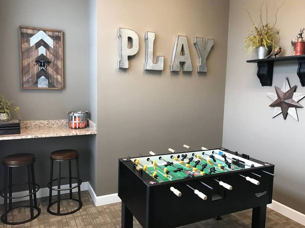 Woodland Penthouse 2BR W D Pool Gym Walkable