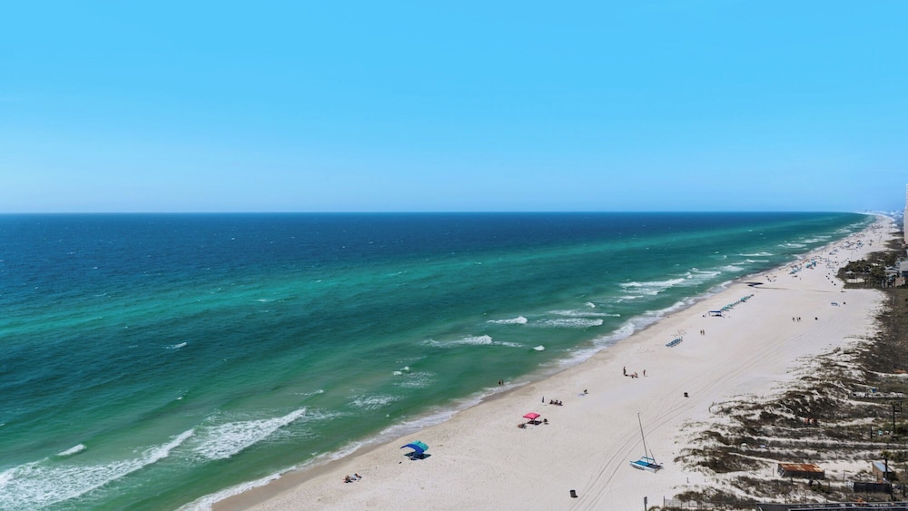 2BR Gulf Front Condo w/ Pool, Gym, Hot Tub + Free Attraction Tickets!
