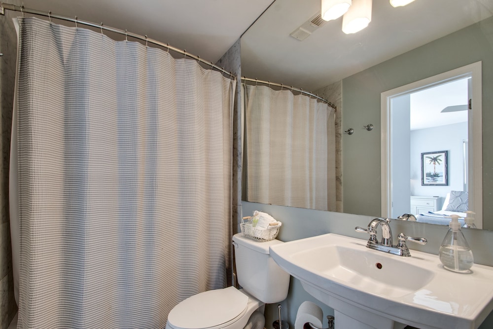Summer Breeze 201 1 Bedroom Condo by RedAwning view 5