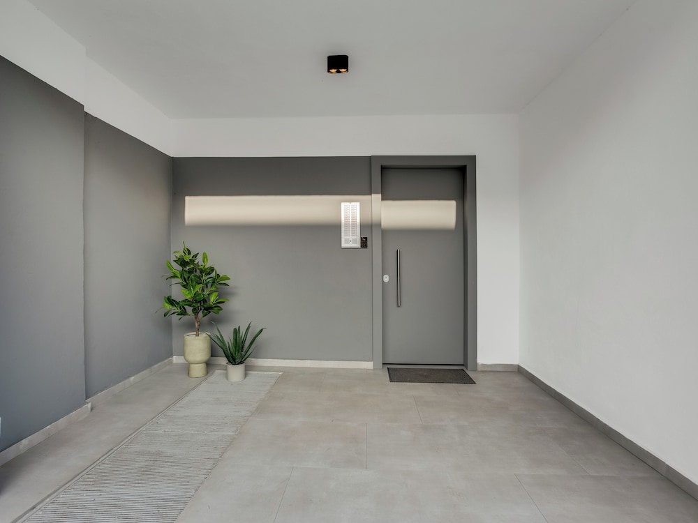 Sanders Arch - Humble 1-bdr Apt w Balcony photo 5