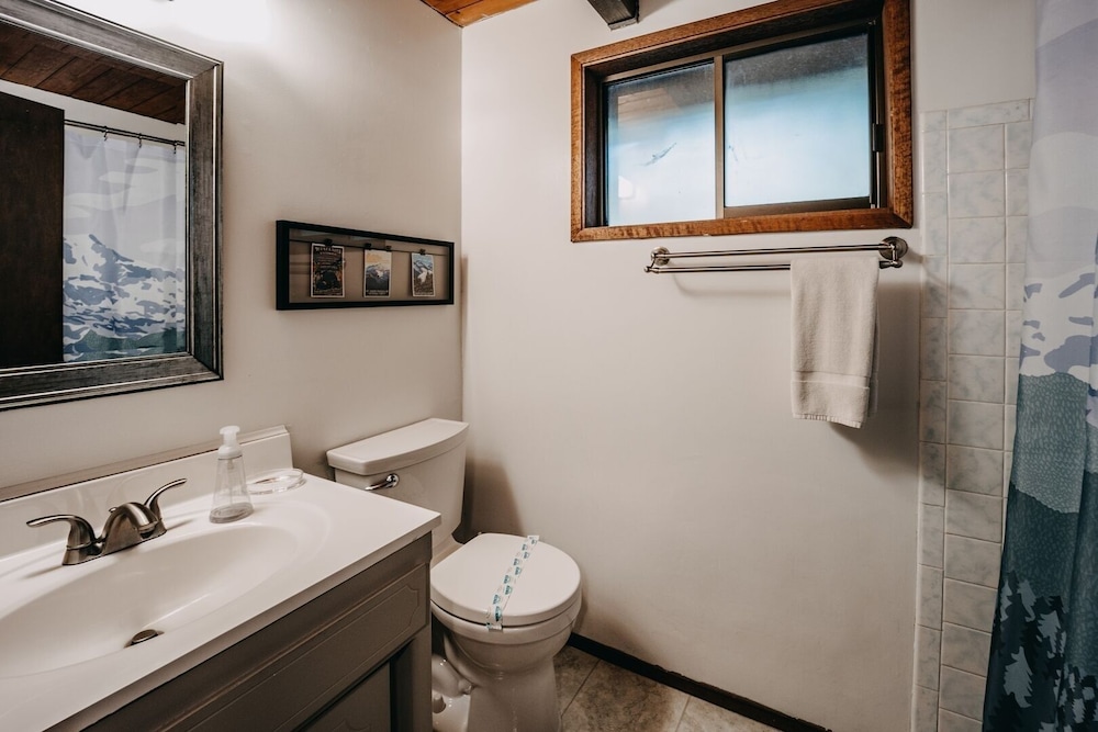 98sl - Hot Tub - Bbq - Pets Ok - Wifi - Sleeps 6 2 Bedroom Home by RedAwning